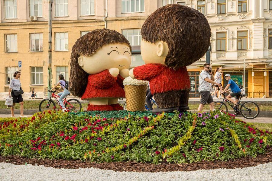 В Воскресенском сквере прямо с улицы видно мгновение истории «Время любить»