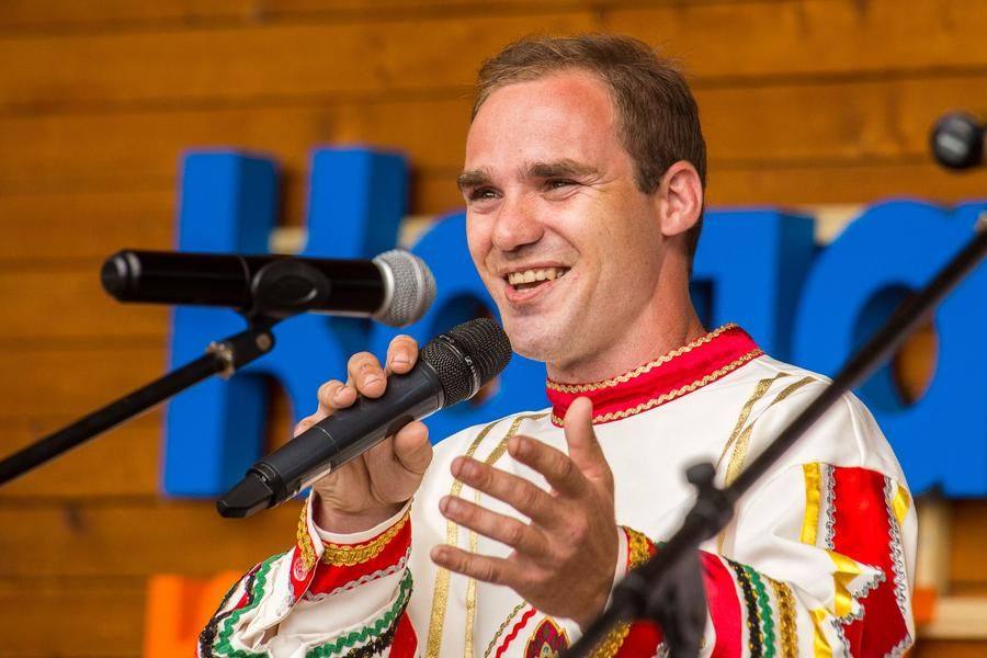 На сцене — вокалист и гармонист Андрей Кучковский из Горьковского района