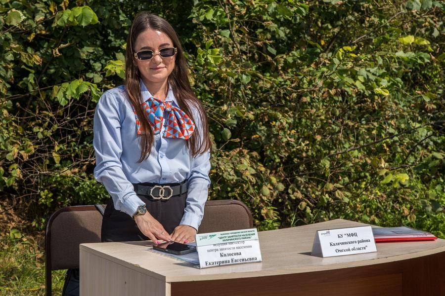 Даже в выходной консультировать гостей готовы сотрудницы службы занятости и МФЦ