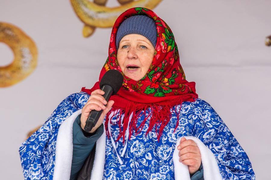 О матушке-России поет Надежда Нестерская, уже знакомая нам по изящным куколкам