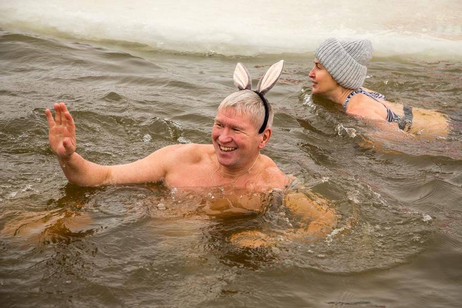 Места в проруби хватает для нескольких человек одновременно