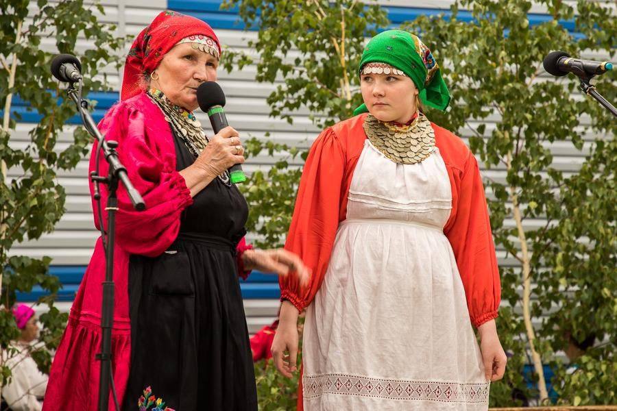 Удмуртский костюм может быть простым, но с орнаментом и нагрудным украшением