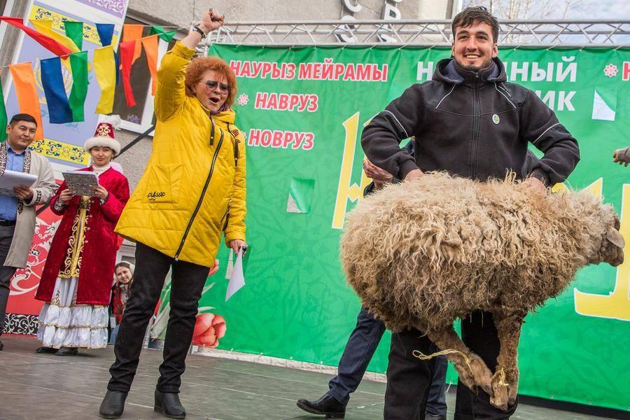 Помимо славы, абсолютному победителю по традиции достается также живой баран!