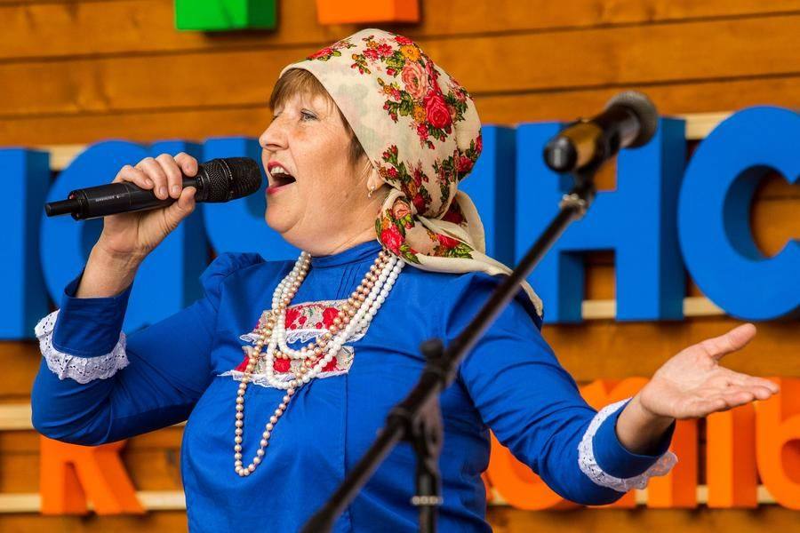 С коми-зырянской песней выступила Ольга Подколзина (Лагушинский СДК)