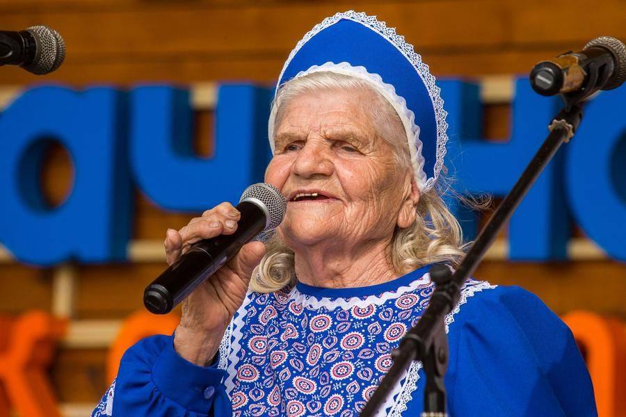 Клавдия Балацун из хора «Сударушки» — сегодня самая опытная вокалистка: ей 87 лет