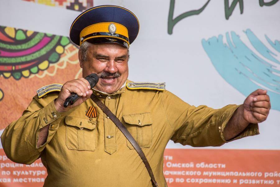 Ближе к финалу казачью культуру представляет Николай Моисеенко из Калачинска