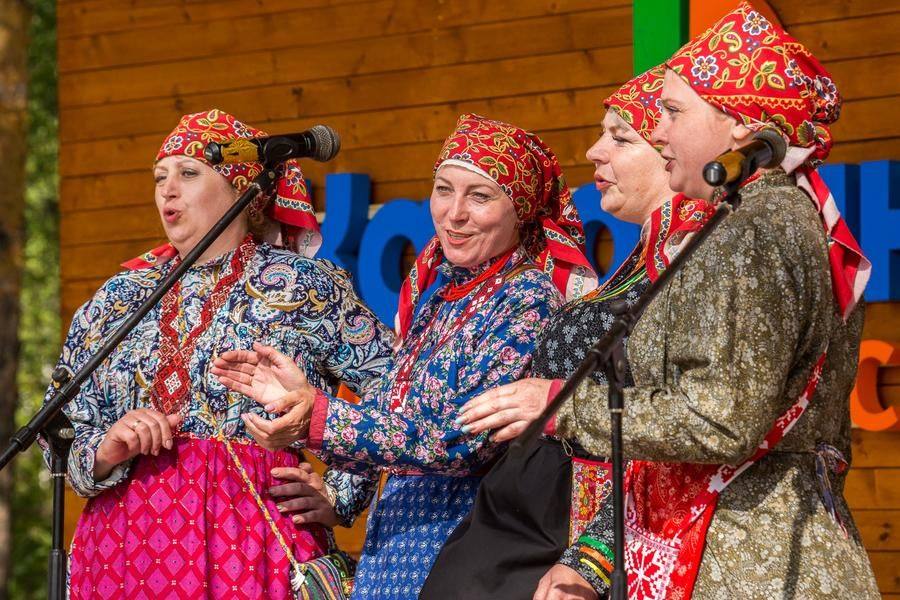 Уже известный нам ансамбль из Крестиков вновь выходит на сцену с чалдонской песней