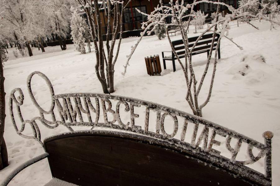 После увиденного хочется присоединиться к девизу скамейки «Омичу все по плечу»