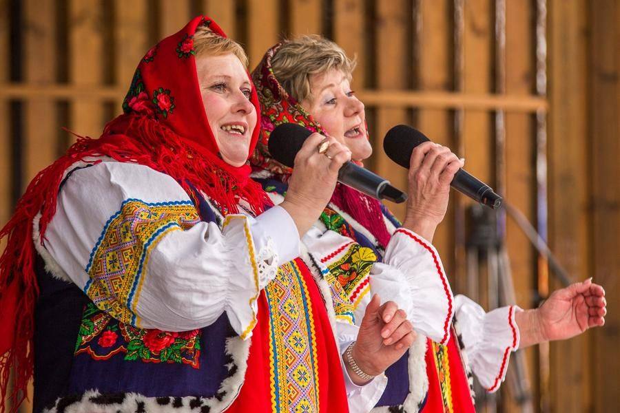 Однако название обманчиво: их номер — громкий и эмоциональный