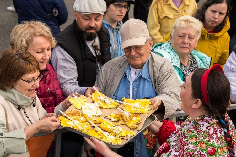 Важно успеть раздать все, пока блюдо не остыло