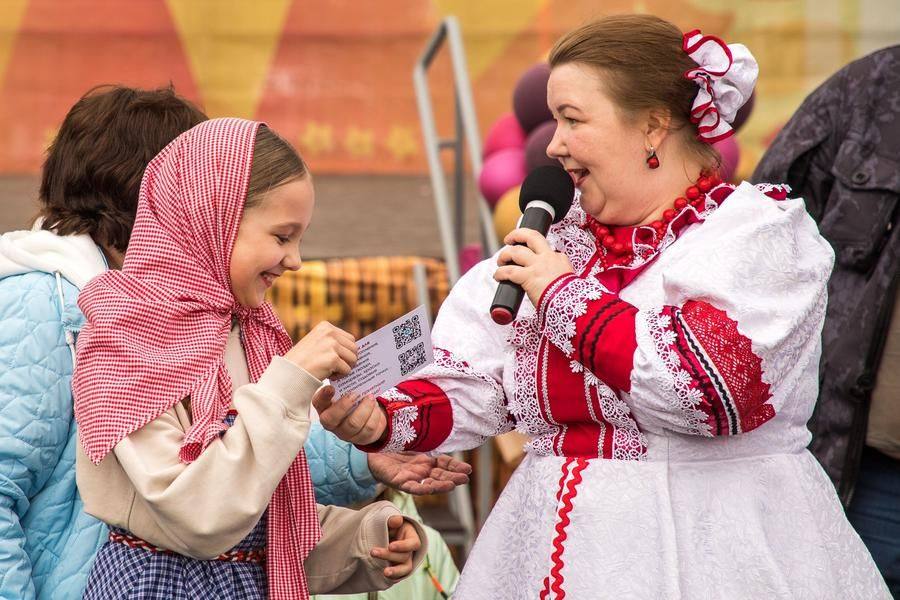 Призами служат сертификаты местных магазинов — партнеров мероприятия