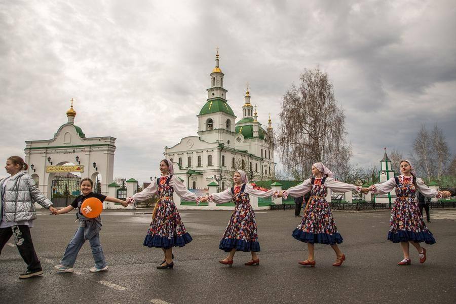 Заключительные хороводы в основном водит молодежь