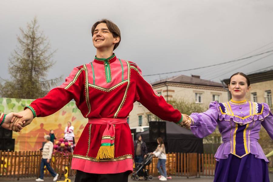 В старину это был способ себя показать и на других посмотреть