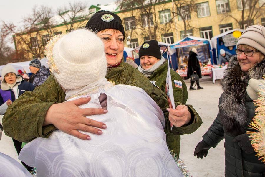 Его руководитель Татьяна Корюкина радостно принимает поздравления