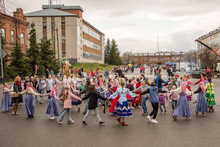 А еще в хороводах закликали весну, чтобы она тоже закрутилась вокруг городов и сел