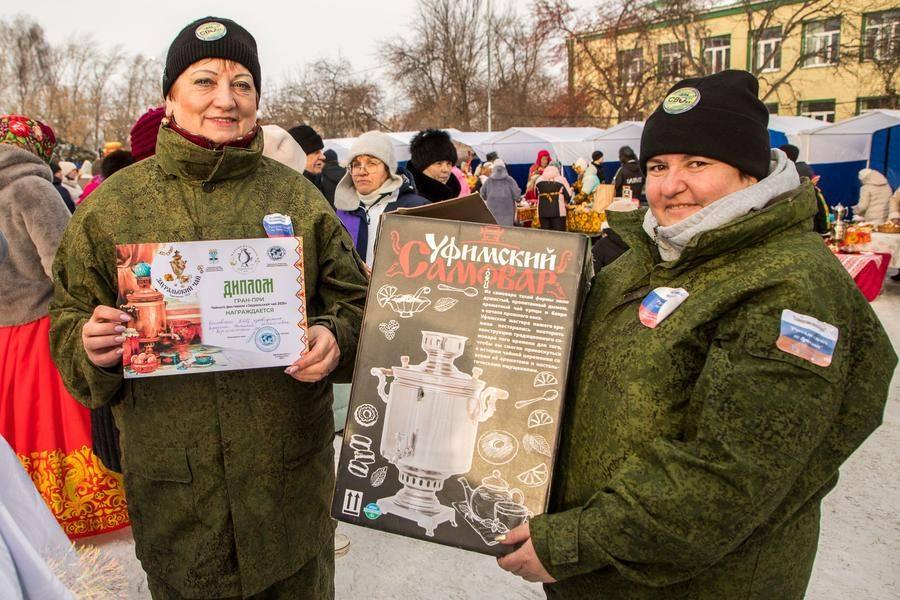 К признанию прилагается самовар внушительных размеров