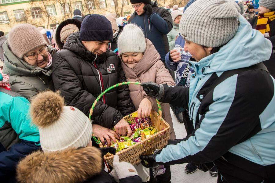 Остается только раздать последние угощения…