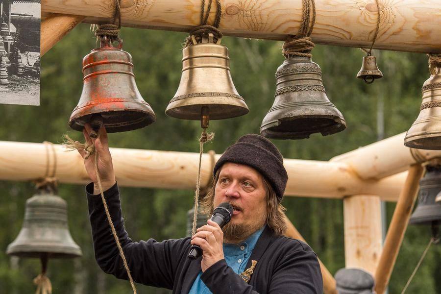 Основной рассказчик — Алексей Талашкин, глава Сибирского центра колокольного искусства