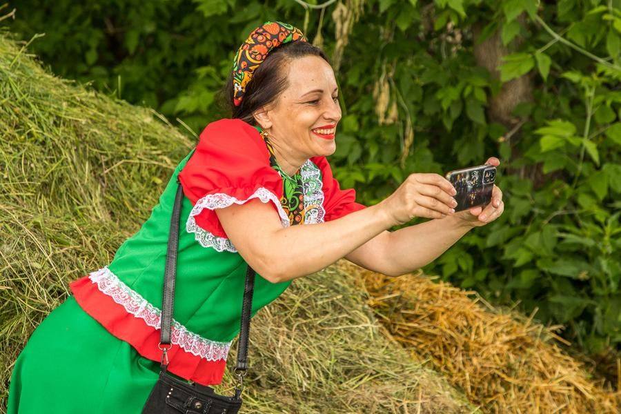 Пока гостей нет, сотрудники РЦКД фотографируют друг друга