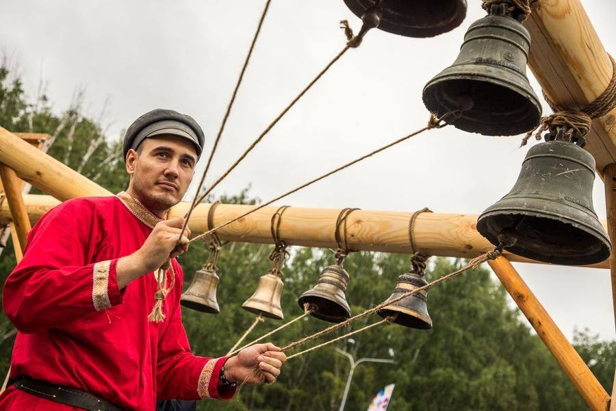 Это во многом импровизация, но для старта все ждут команды старшего звонаря (дирижера)
