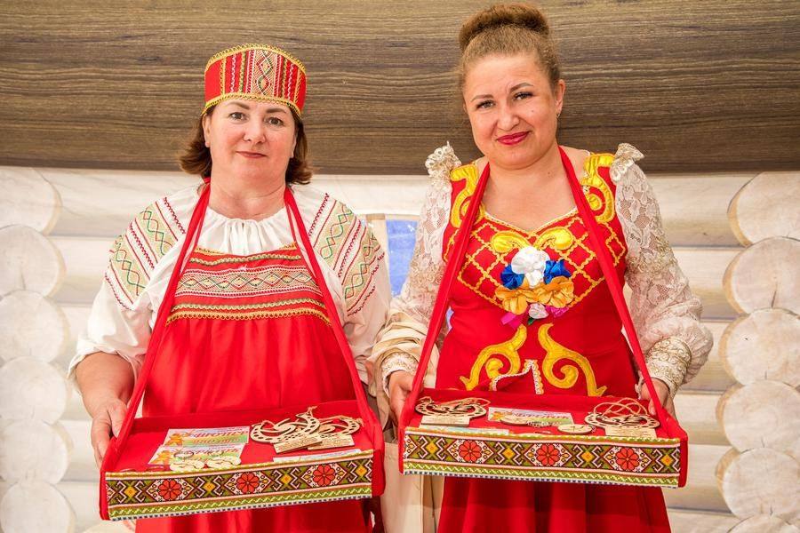 Именно отсюда стартуют коробейницы с праздничной сувенирной продукцией