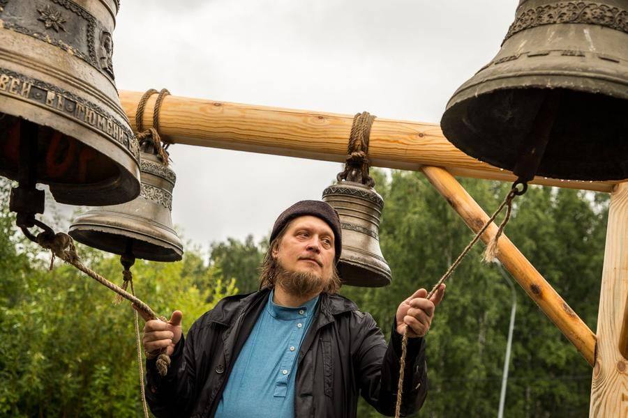 И вот ансамблевый трезвон 35-ти колоколов разносится над ухоженным парком