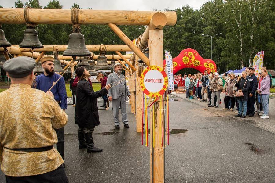 В час дня первых зрителей еще не так много, но они полностью поглощены происходящим