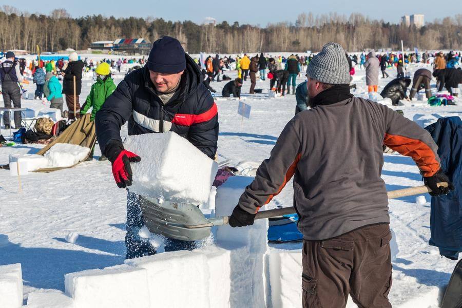 Получившийся «снежный бетон» не рассыпается и хорошо держит форму