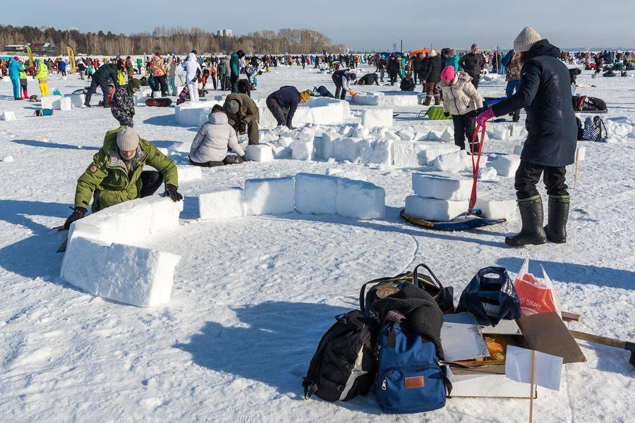 А вот и еще одно иглу «на этапе котлована»: работа спорится