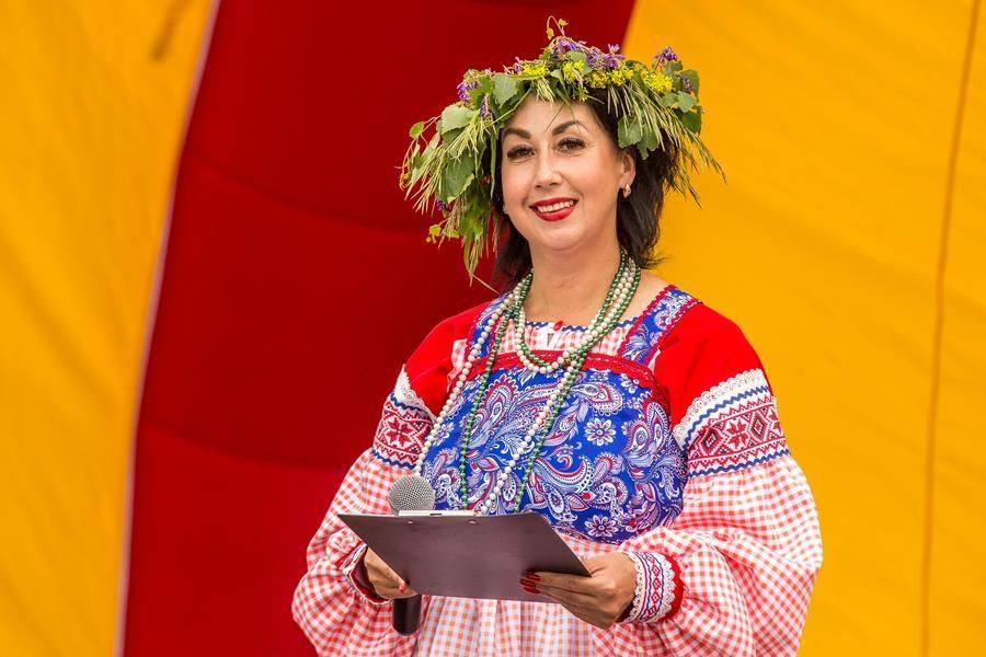 Ведущие начинают рассказ о традициях, которые передаются из поколения в поколение