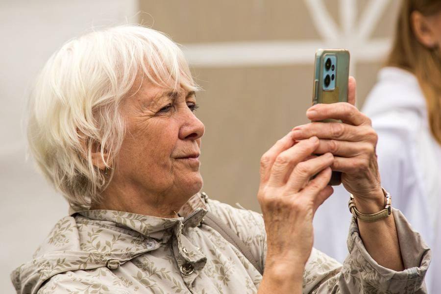 Его внимательно слушает Ирина Бахарева, праправнучка купца Петра Гилева