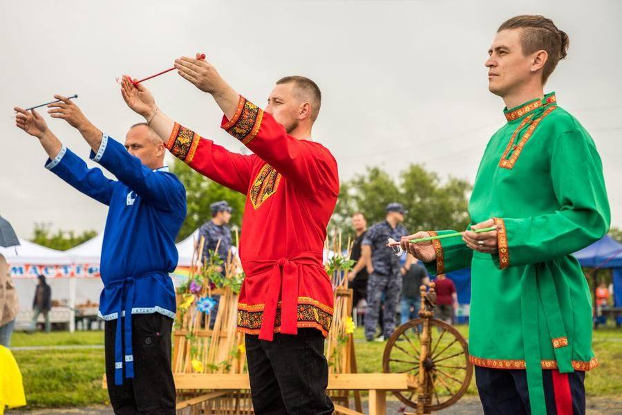 Вторая — это мы сегодня: наши руки, что трудятся, наши сердца, наши голоса