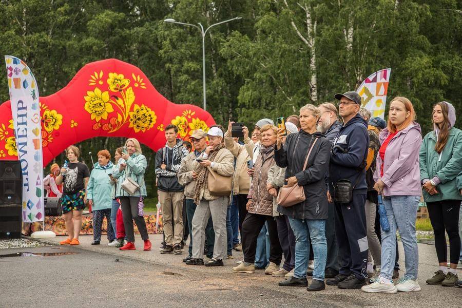 Искренность притягивает: людей в парке постепенно становится все больше и больше