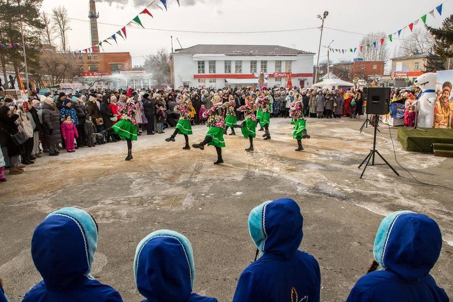 Пока оладьи пекутся, рядом начинается праздничный концерт