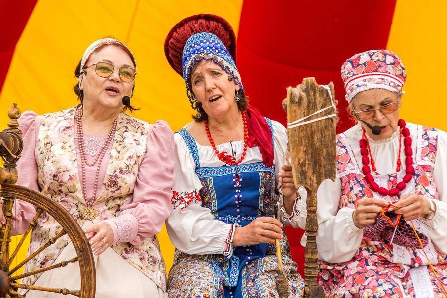 Действие сопровождается народной песней