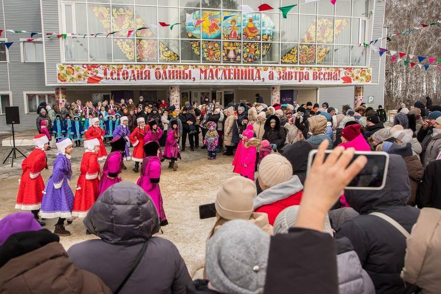 Несмотря на морозную погоду, на площади яблоку негде упасть