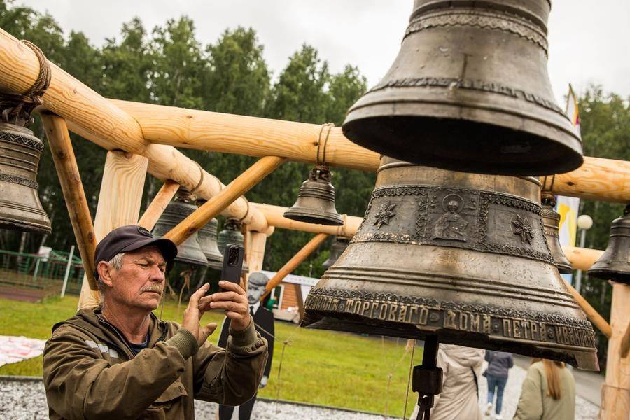 Тем временем гости могут рассмотреть каждый экспонат звонницы