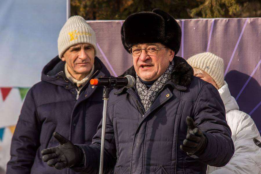 Собравшихся поздравляет Олег Федоренко, директор городского департамента культуры