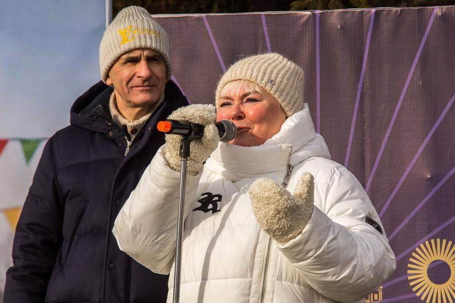 К нему присоединяется депутат горсовета Светлана Студеникина