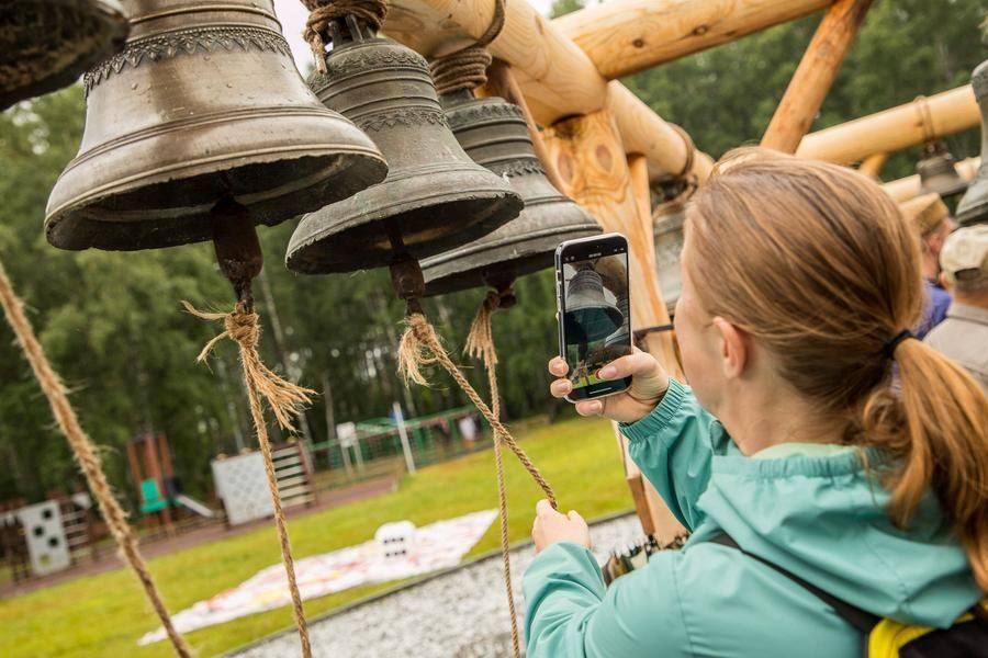 В обычной жизни редко удается прикоснуться к колоколу, так что нужно ловить момент!