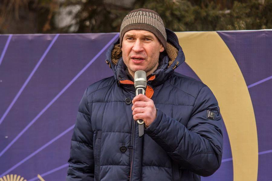 Слово также берет сенатор Дмитрий Перминов
