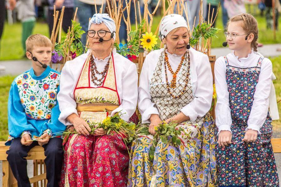 Воссоздана еще одна картина из прошлого: околица, скамейка, плетень