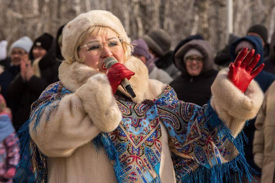 В этот день звучат известные и любимые песни, которым хочется подпевать