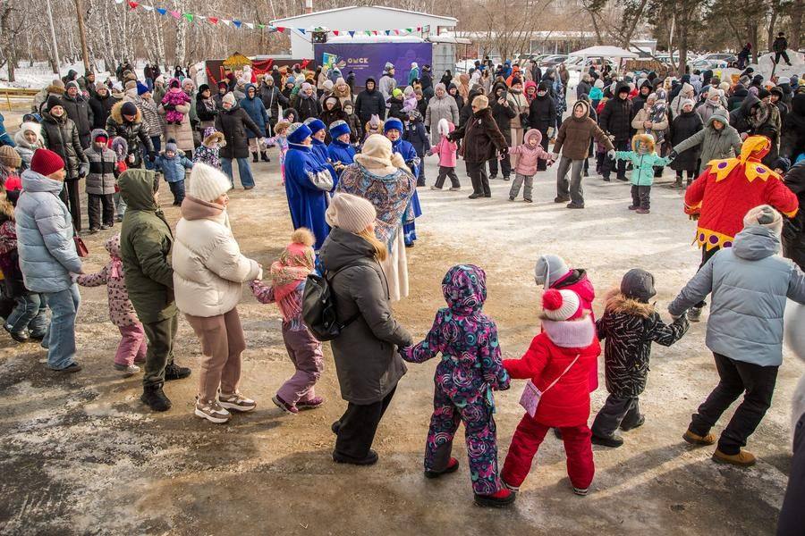 Экспромтом собирается еще один хоровод