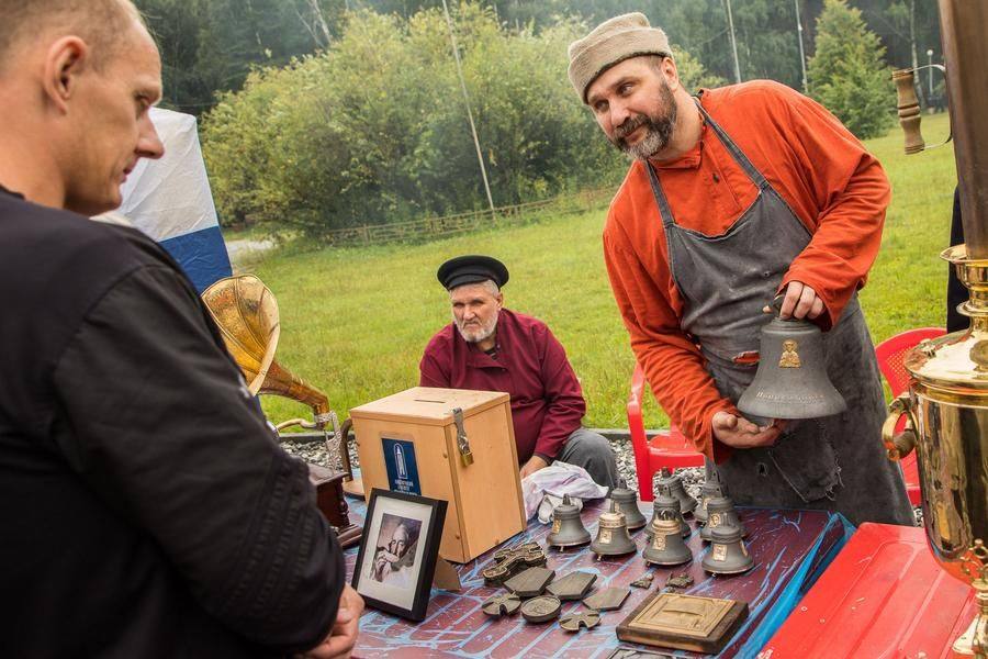 Здесь также можно приобрести сувениры из литейной мастерской…
