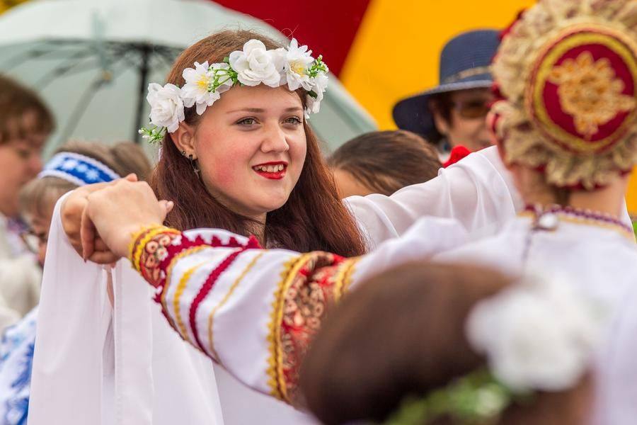 В хороводные песни вкладывают самые добрые мысли и пожелания, делятся ими со всеми