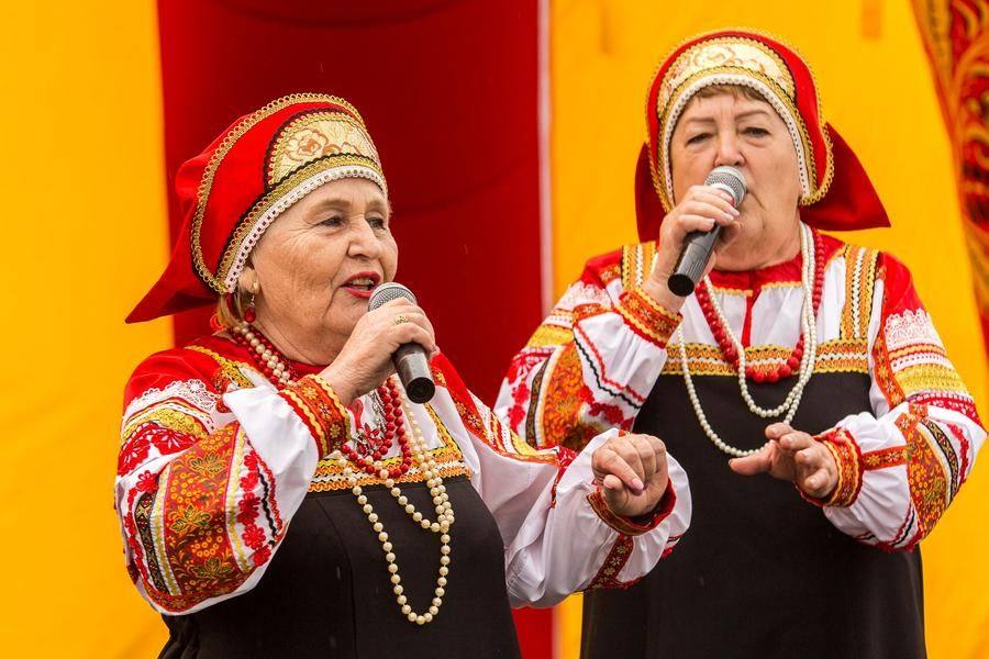 После интерактива стартуют творческие номера: выступает коллектив «Родные напевы»