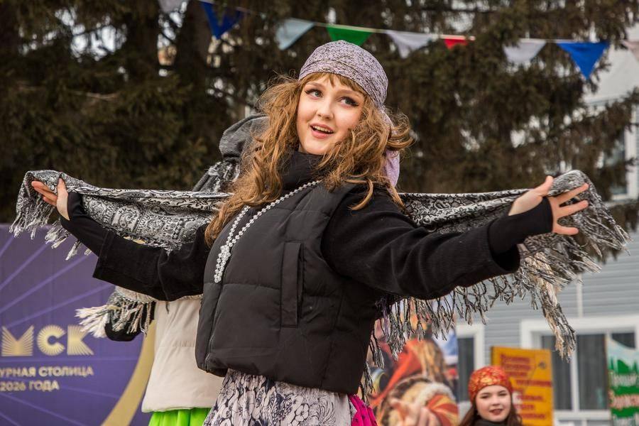 В образе цыганок выходят старшеклассницы крутогорской школы