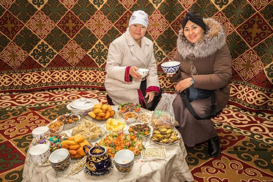 Просторная юрта — место, где угощают блюдами национальной кухни