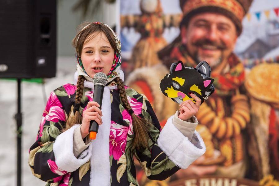 Провожая зиму, девчата не ограничиваются только песнями и плясками